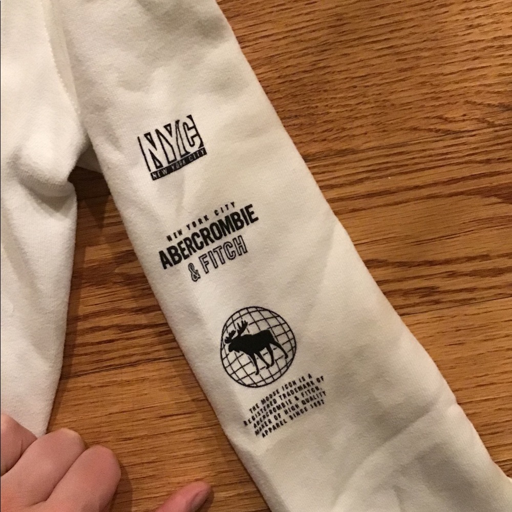 White pullover - Picture 4 of 5